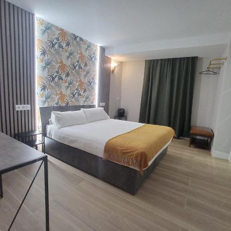 Hostal Fronton Alcobendas Bagian luar foto