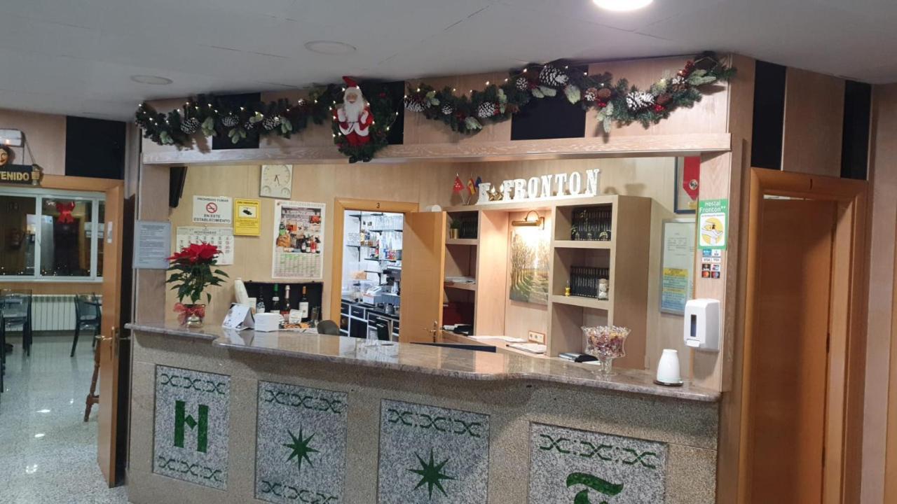 Hostal Fronton Alcobendas Bagian luar foto