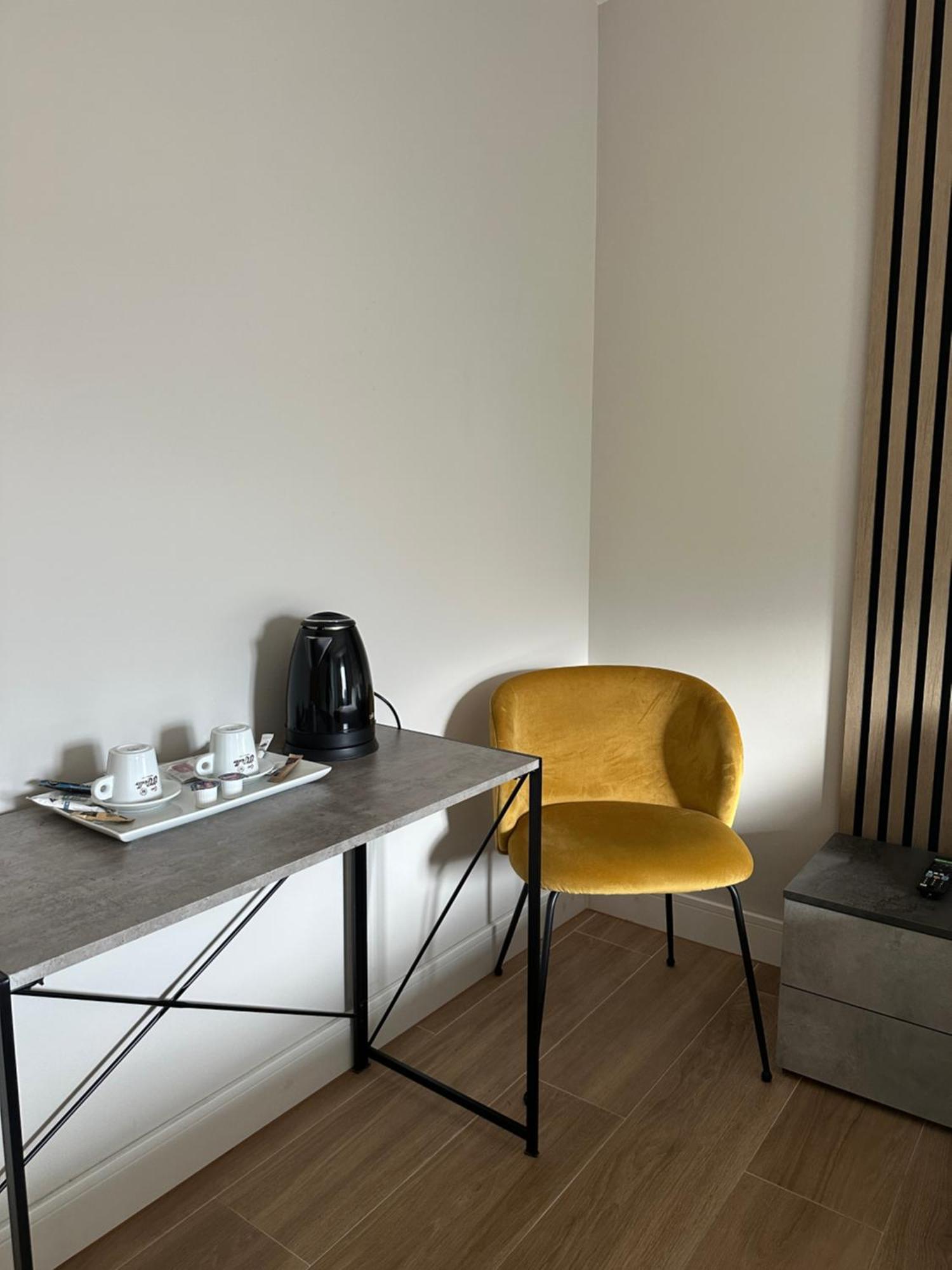 Hostal Fronton Alcobendas Bagian luar foto