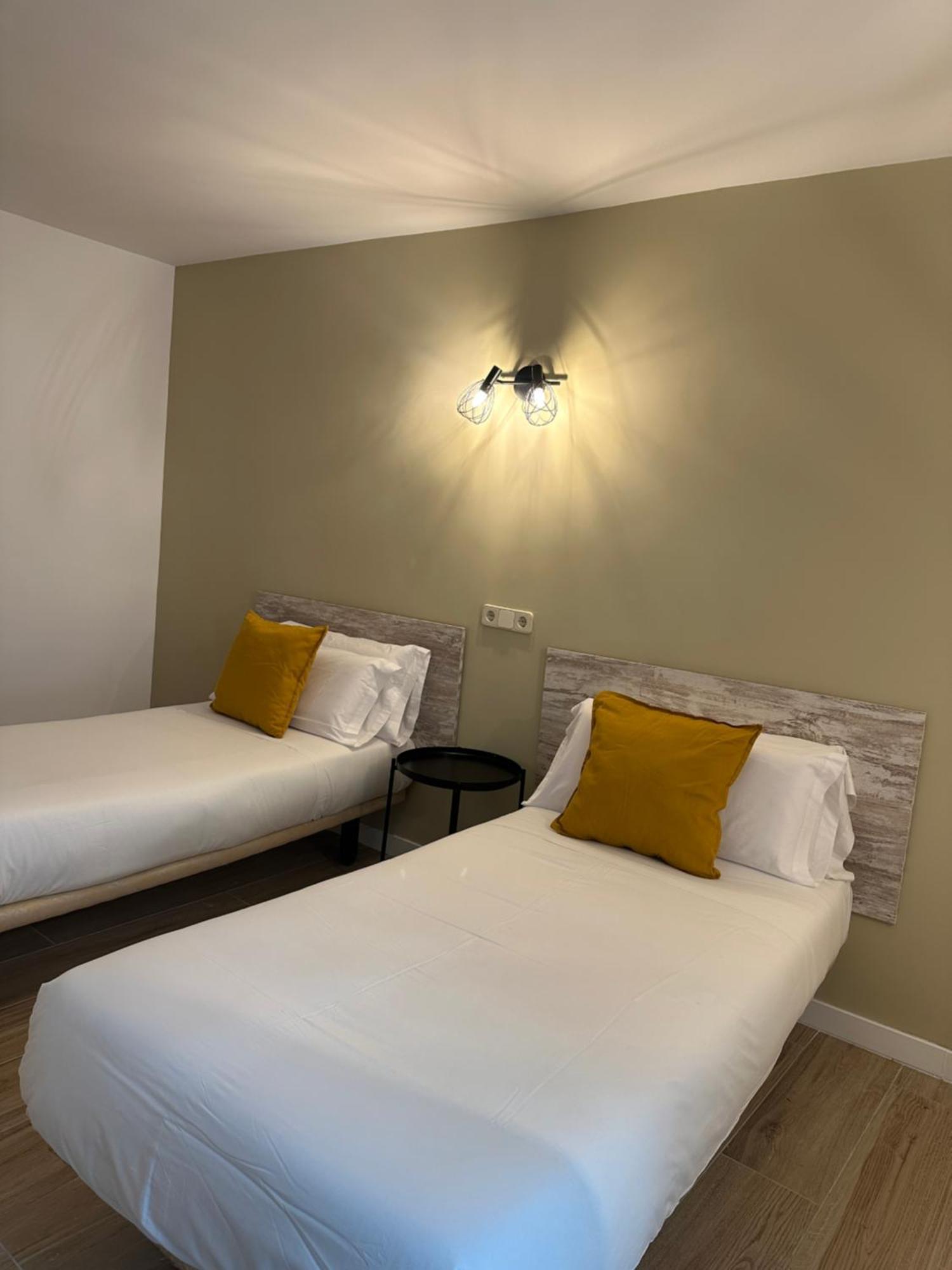 Hostal Fronton Alcobendas Bagian luar foto