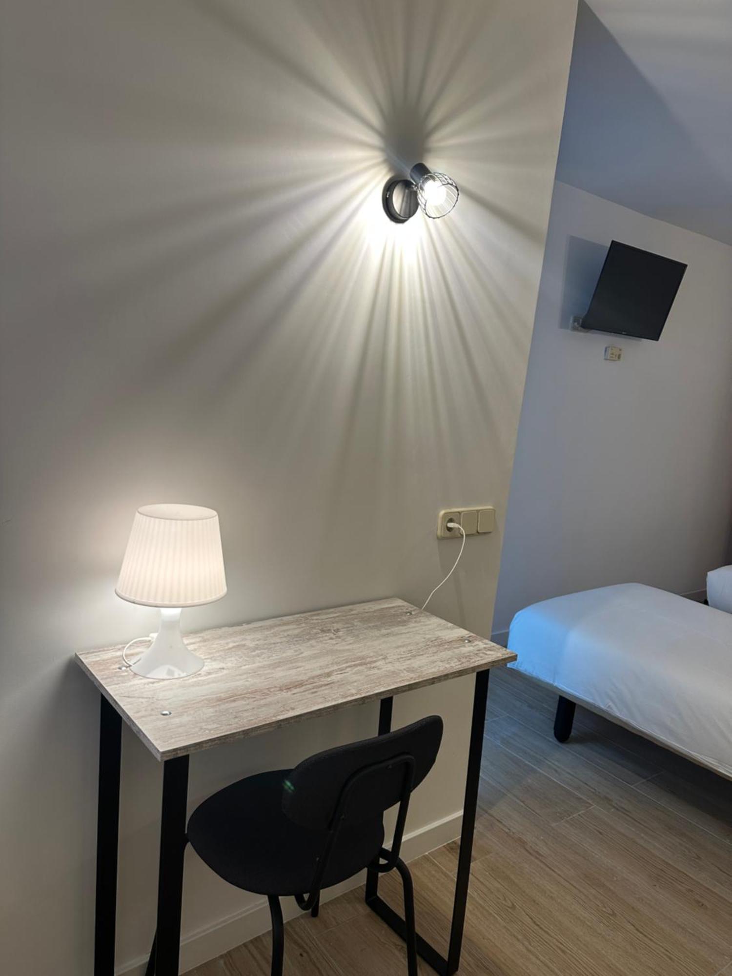 Hostal Fronton Alcobendas Bagian luar foto