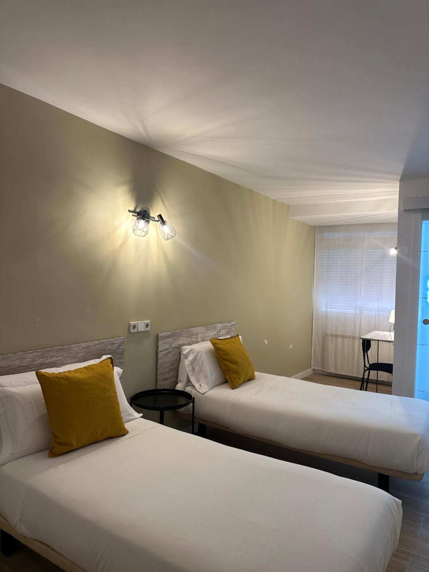 Hostal Fronton Alcobendas Bagian luar foto