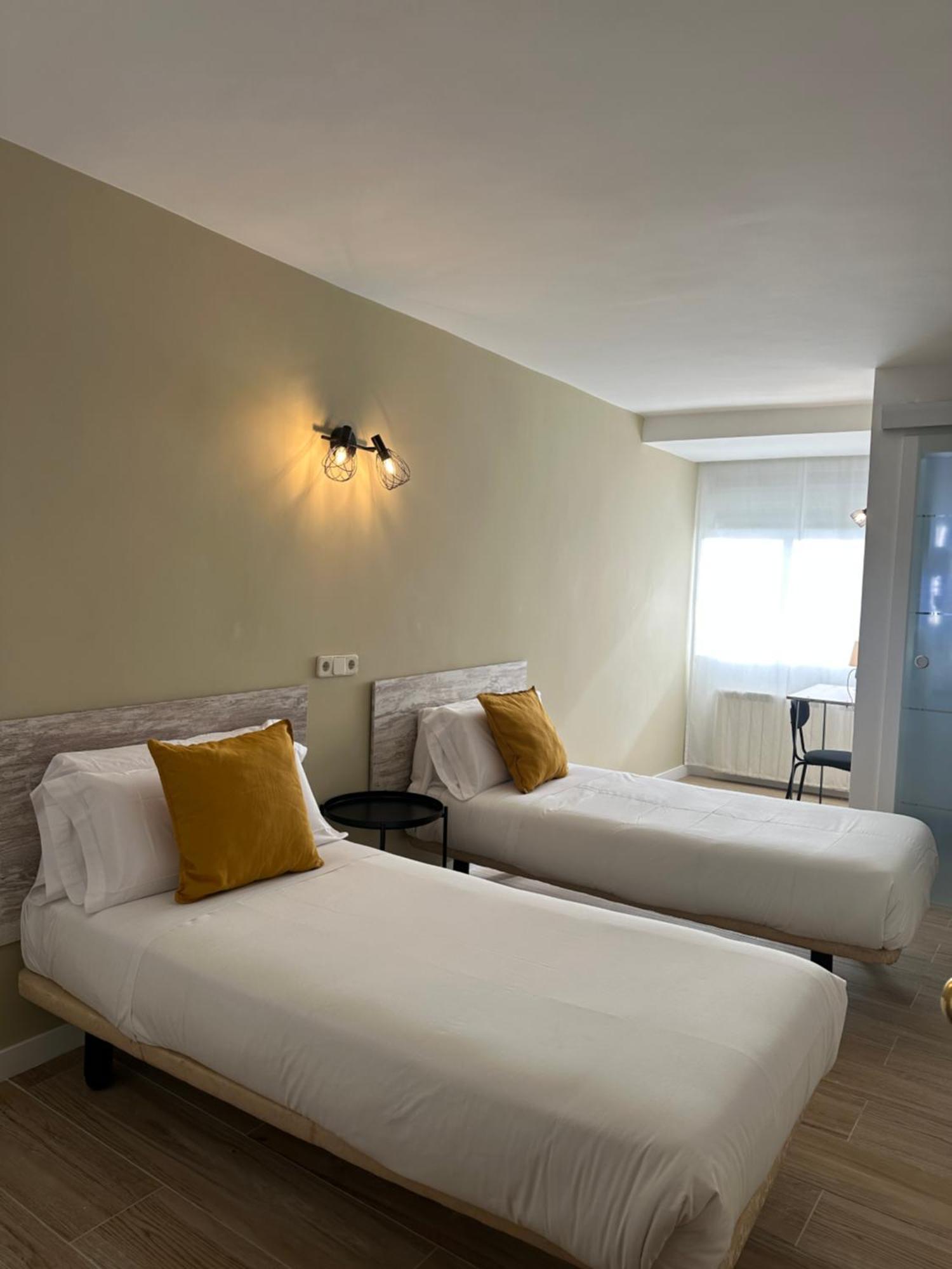 Hostal Fronton Alcobendas Bagian luar foto