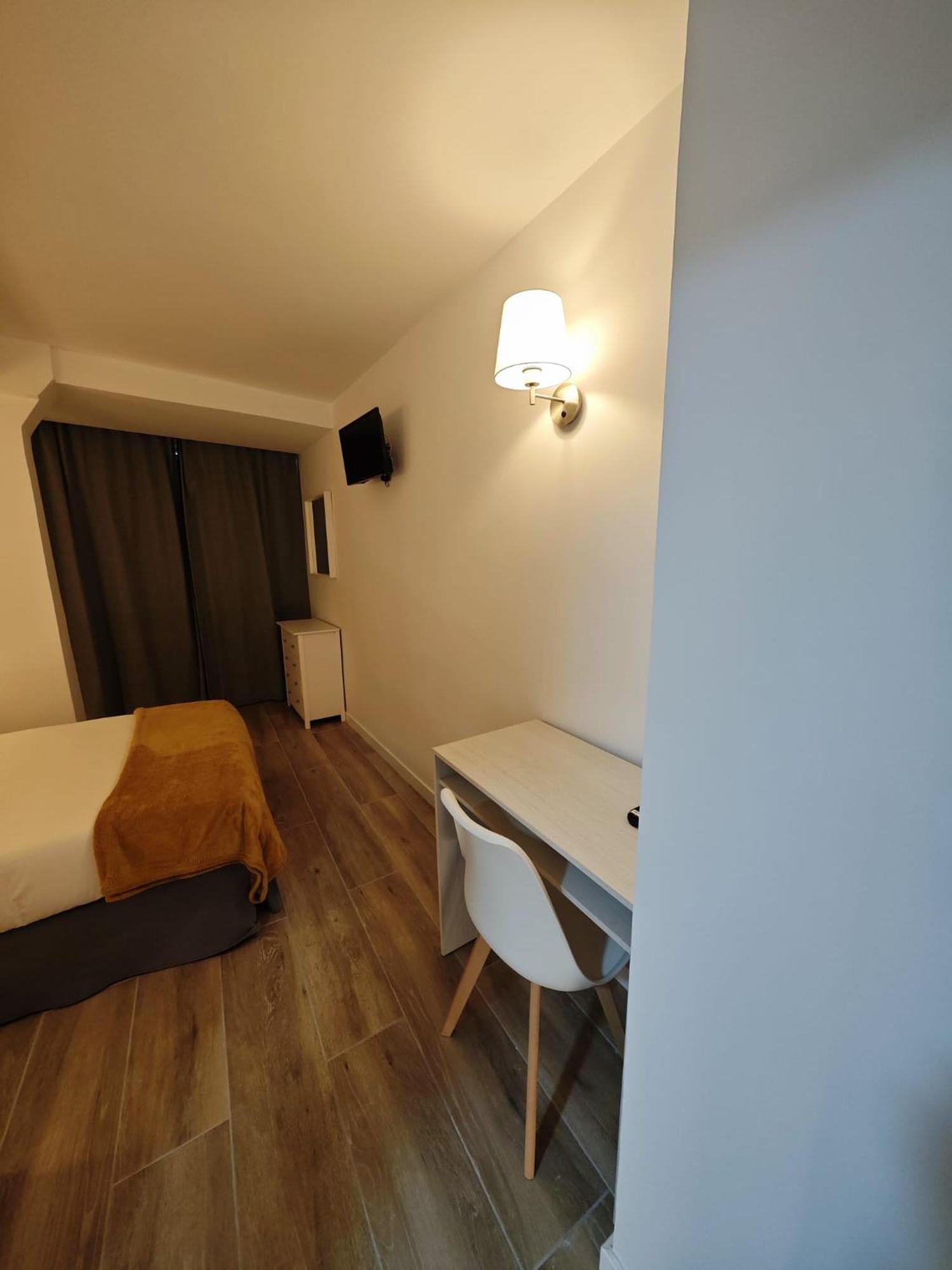 Hostal Fronton Alcobendas Bagian luar foto